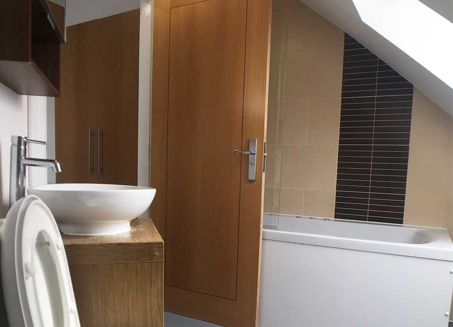 Forest Rise: Two Bed Flats - Modern ensuite with bath and sink