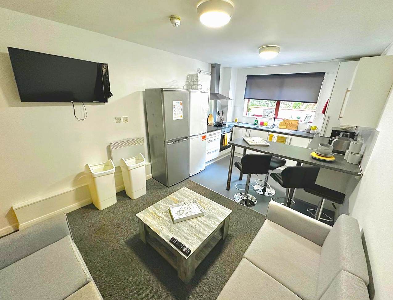 Forest Court: Ensuite Rooms Platinum - Large fully fiited share kitchen with large seated area