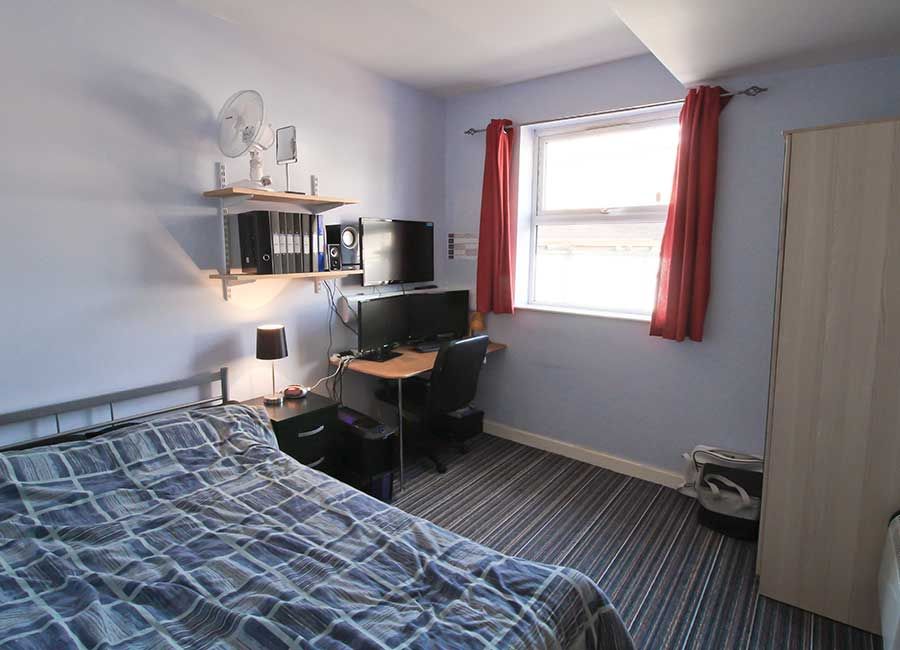 Radmoor House Leicester Student Accommodation - Standard Studios - Bright room with large window